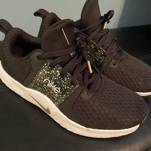 BNWOT Nike’s . MENS size 8.5 -> fits women size 9.5